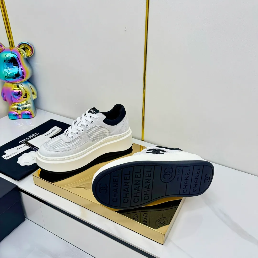 👟👟Ex-factory price 600👟👟 Upgraded version, upgraded version, upgraded version! No rebuttal accepted! ! ! ! Chanel Chanel panda shoes! 2025 counter's top casual sports shoes. This classic design; the upper is electro-embroidered with a variety of techniques; the outsole is fashionable and sporty; the unusual inclusion of a variety of color matching elements... The diversified mix and match is very good-looking and versatile, and can be used for leisure, fashion, sports, and outdoor... ꫛꫀꪝ Go➫ Materials: ❶Upper made of: original imported first-layer silk cowhide + original waterproof cloth + original first-layer cowhide ❷Inner lining: Original Yangli+Net ❸Outsole based on: Original TPU combination outsole Counter boutique packaging complete set for women 35–41 👉 👉 👉 👉 👉